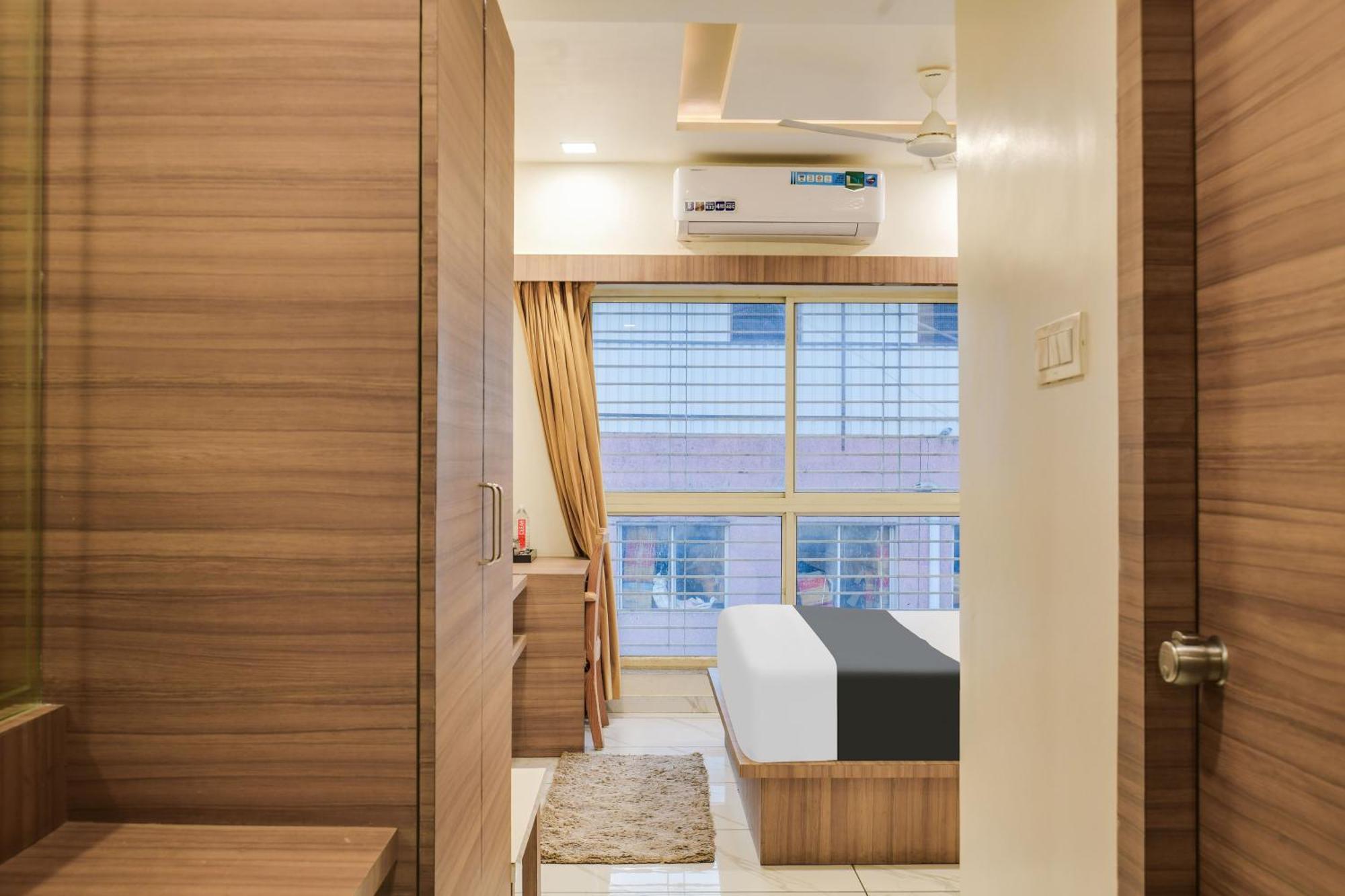 Super Townhouse Oak Ptc Mg Road Hotel 4*