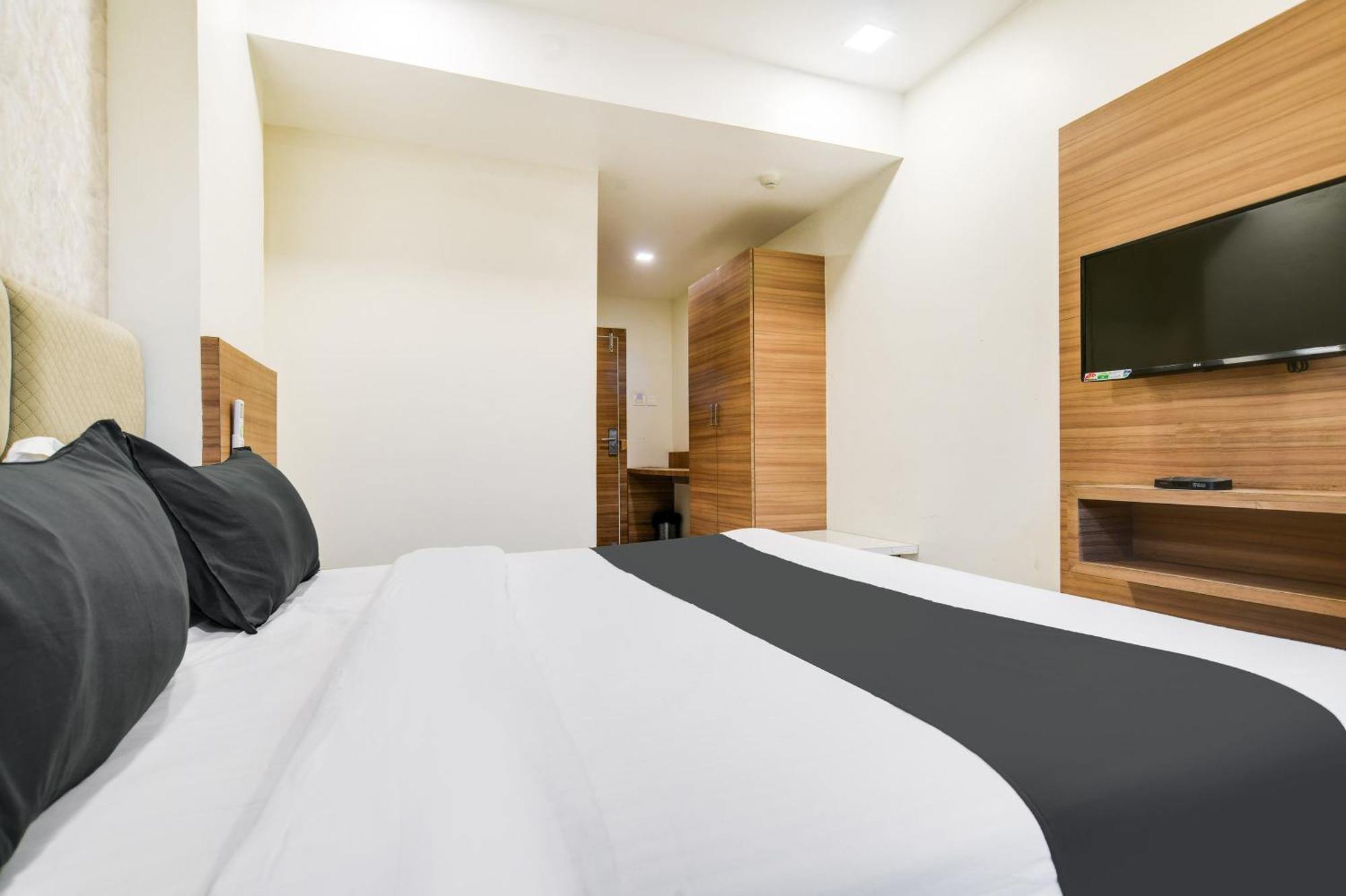 Super Townhouse Oak Ptc Mg Road 4*