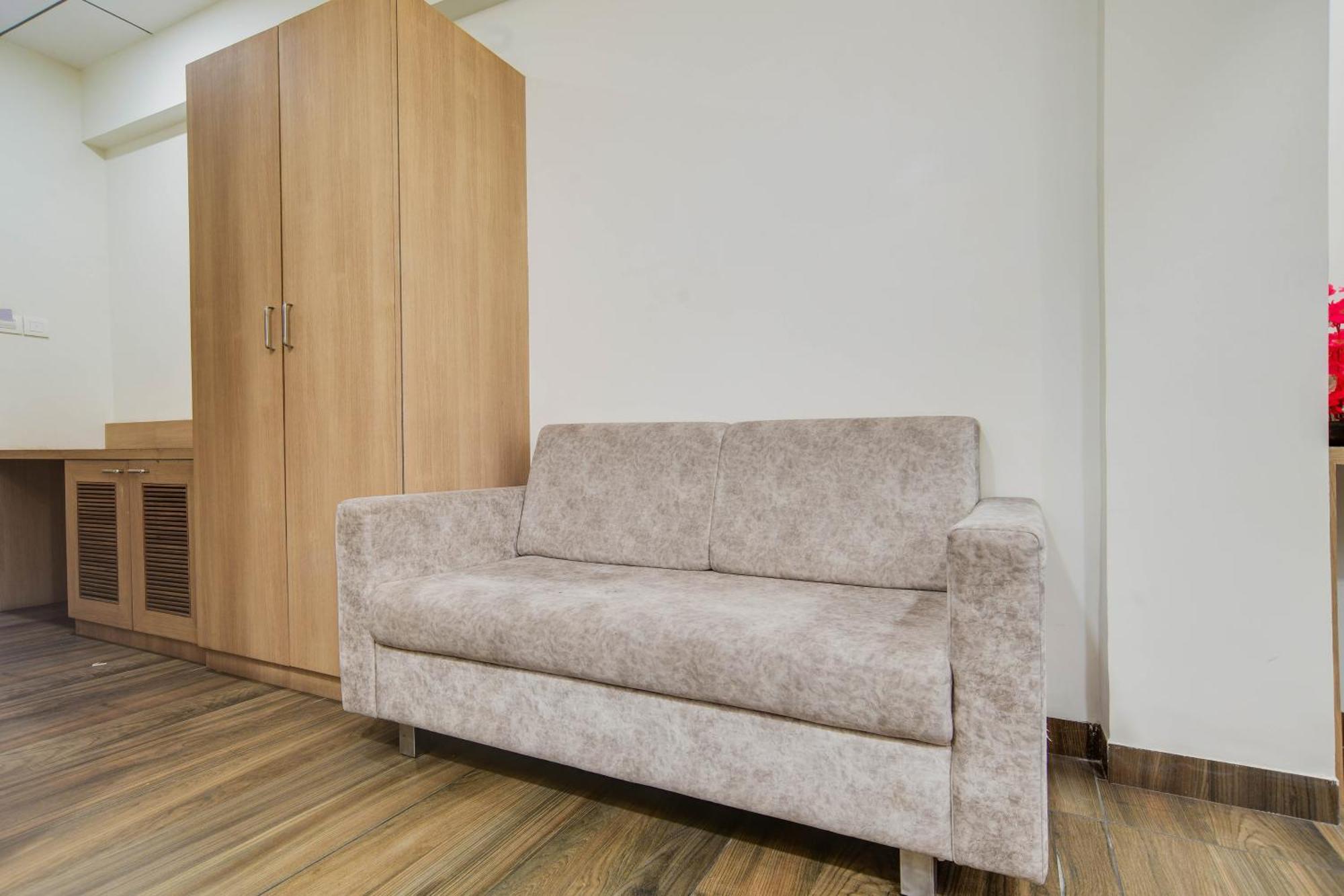 Super Townhouse Oak Ptc Mg Road Hotel 4*